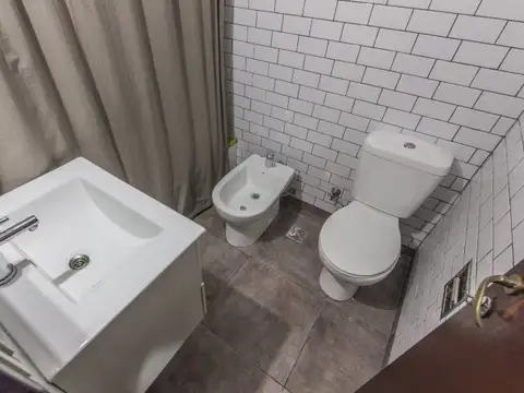 Venta. Tres ambientes con balcón terraza. Almagro.