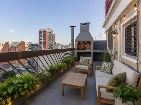 Venta. Tres ambientes con balcón terraza. Almagro.