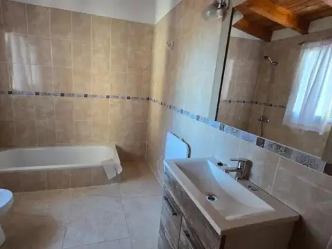 Casa 4 ambientes con 2 baños
