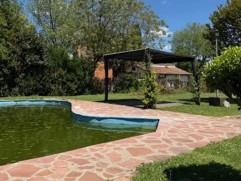 Propiedad en Los Mirasoles con espectacular acceso y entorno