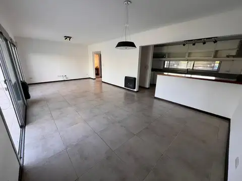 Casa en Alquiler con 2 cocheras