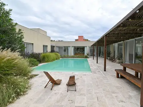 Casa 12 ambientes con 4 baños