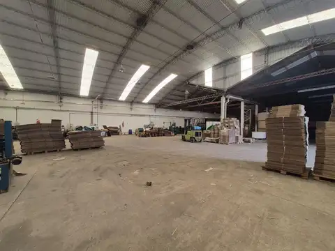 VENTA - Nave Industrial 1951m² con Oficinas, Recepción, Baños, Vestuarios, Comedor, Depósito y Estac