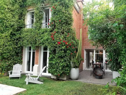 IMPECABLE CASA CON JARDÍN, PILETA, PARRILLA, COCHERA CUB.