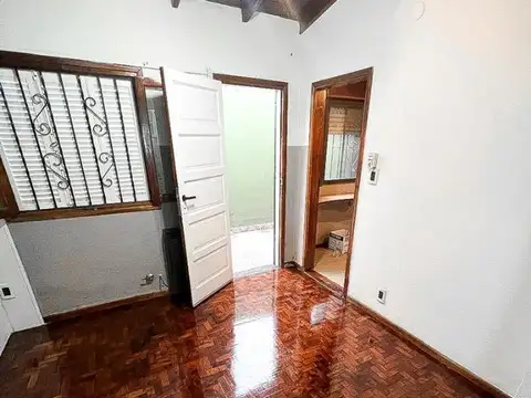 Ph tipo Casa 2 Ambientes Con Patio en Alquiler en Lanús