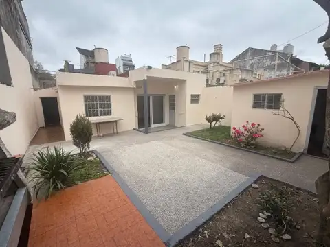 Casa . 4 Ambientes . Jardín con Parrilla y Garage Cubierto . Parque Chas
