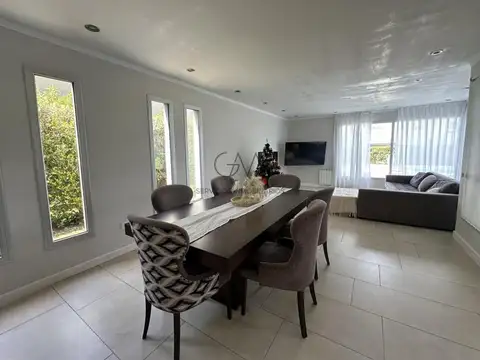 Casa 4 ambientes con 3 baños