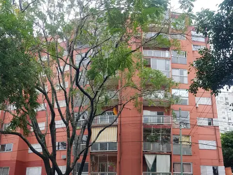 Melincué al 3000, Villa del Parque. Piso 3. Súper Luminoso. Vista Al Parque del Edificio. Reciclado a nuevo. 2 Ambientes. Balcón. Superficie: 47 m². Bajas expensas. Apto profesional. Conexión lavarropas.