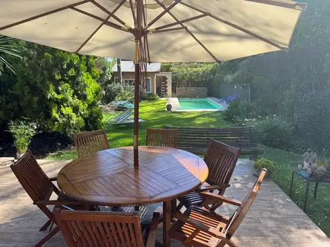Casa 2 amb. en Parque Leloir con Pileta. Apta Crédito