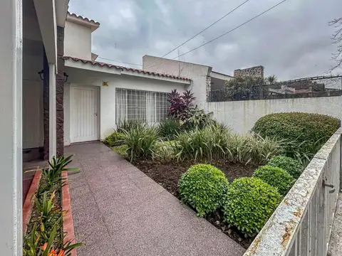 Casa de 3 dormitorios y cochera en Av. Del Rosario
