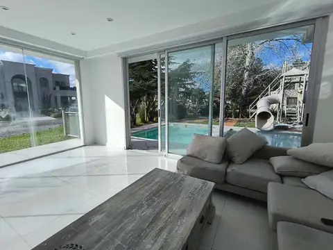 Casa en Alquiler con 3 cocheras