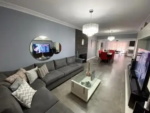Casa en Venta con 3 cocheras