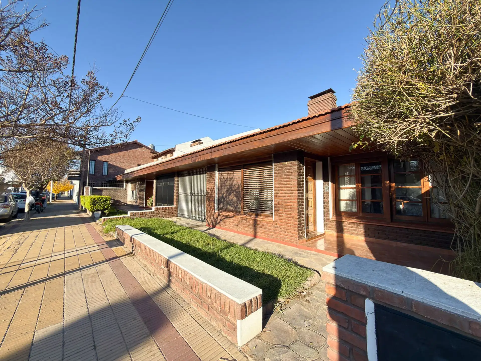 Casa 4 amb, 230m² con quincho y pileta — Semicéntrica