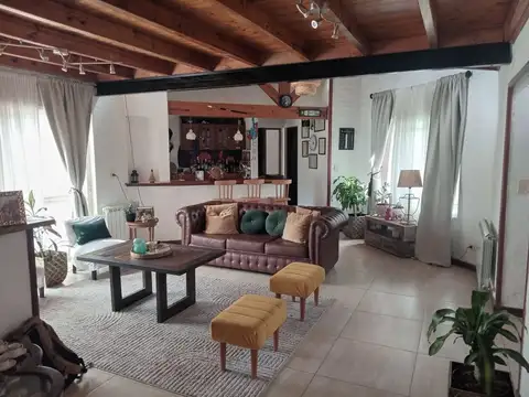 Casa en Venta con 3 cocheras