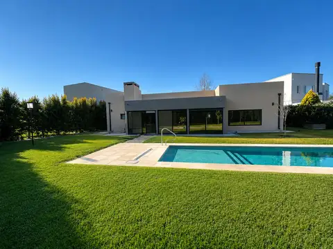 CASA EN VENTA EN BARRIO  AYRES PLAZA PILAR 