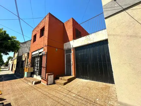 Casa con local cochera y parque con pileta