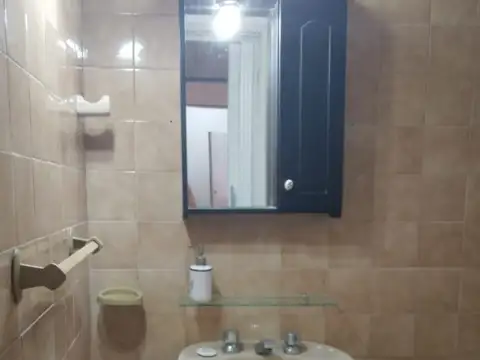 2 ambientes al contrafrente, muy luminoso, 2do piso por escalera