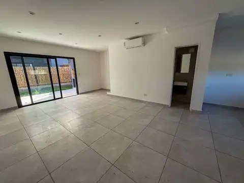 Casa en Venta en Countries y Barrios Cerrados en Pilar, USD 128.000