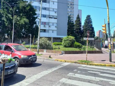Edificio 56-Departamento de 3 ambientes con cochera techada- jardines- Reja perimetral-