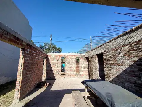 VENTA TERRENO CON CASA A TERMINAR EN ALVEAR
