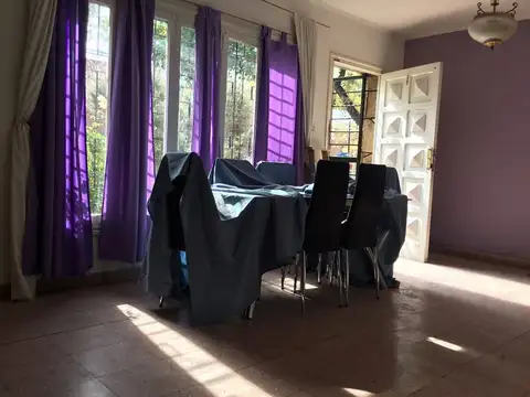 Casa 6 ambientes con 2 baños