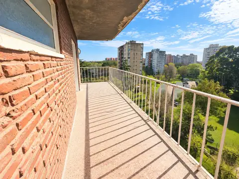 DEPARTAMENTO 3 AMBIENTES C/ BALCÓN y COCHERA VISTA ABIERTA Y ESPACIO GUARDACOCHE- REFACCIONADO, MUY BUENO