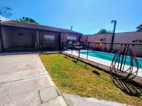 CASA EN VENTA CON PILETA Y LOCAL MORENO APTO CRED