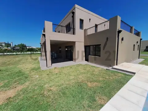 Casa en Venta con 2 cocheras