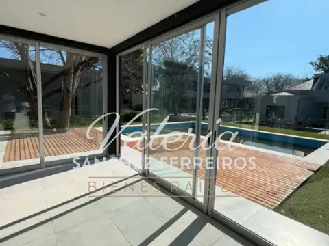 Casa en Alquiler con 2 cocheras