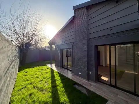 CASA TRES AMBIENTES, A ESTRENAR, EN VENTA. CASTELAR NORTE