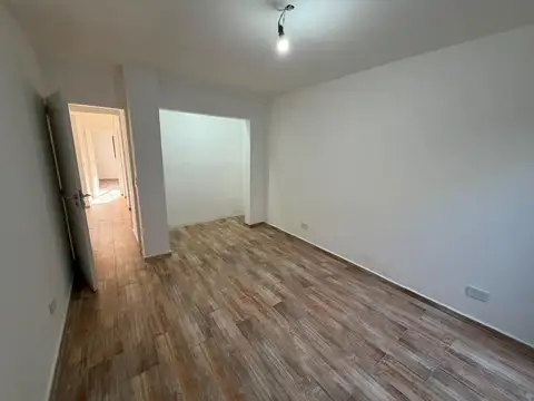 CASA TRES AMBIENTES, A ESTRENAR, EN VENTA. CASTELAR NORTE