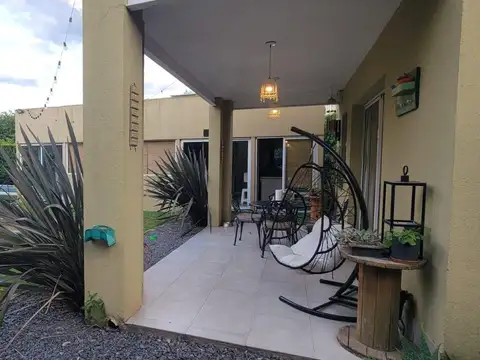 Casa en Venta 3 ambientes , quincho con parrilla ,pileta y sótano  