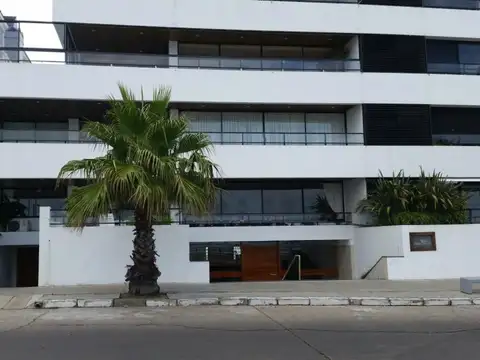 Departamento 4 ambientes con cochera y dependencia de servicio en alquiler en Punta del Este