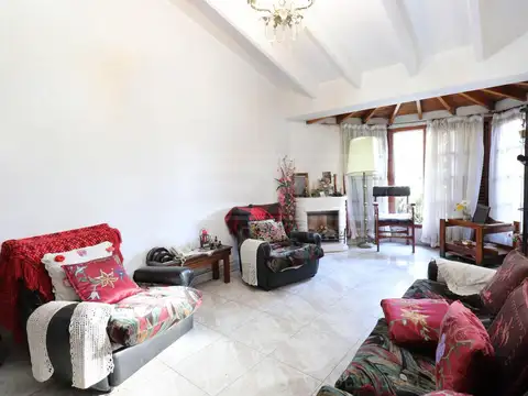 4 de Febrero al 3800 entre Joaquin V. Gonzalez y Mosqueda