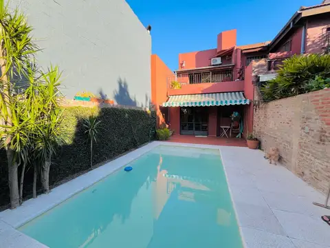 DUPLEX CON JARDIN, PILETA Y COCHERA CUBIERTA