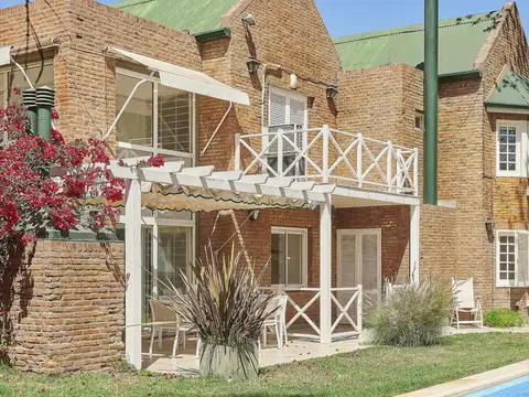 Casa Venta Fisherton 4 dormitorios pileta jardin 2 plantas