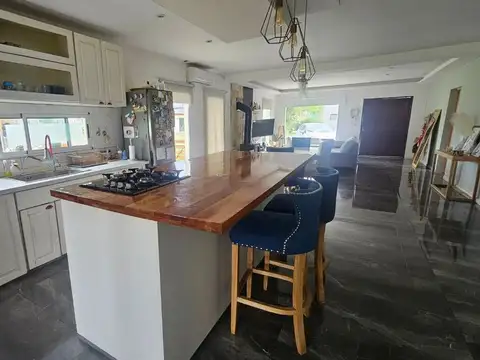 Casa 4 ambientes con 2 baños