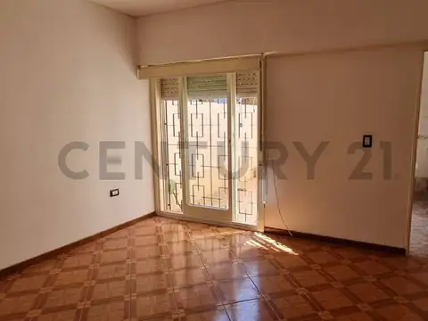 VENTA CON RENTA PH 2 AMBIENTES CON PATIO Y TERRAZA, Moron