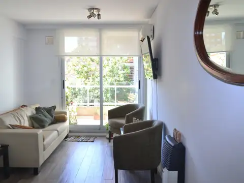 Hermoso departamento, al frente, balcón, dos dormitorios.