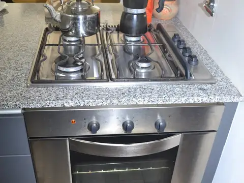 Hermoso departamento, al frente, balcón, dos dormitorios.