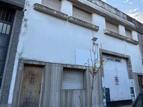 Galpón en alquiler en Pompeya. Mixtura 2. 650m2. 2 Plantas.