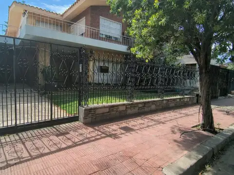 VENTA CASA 4 DORMITORIOS COCHERA PATIO CRISOL SUD
