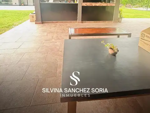 Casa en Venta con 2 cocheras