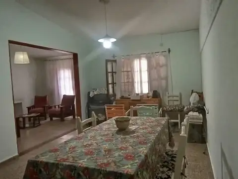 Casa 6 ambientes con 2 baños