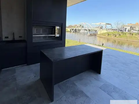 Casa 9 ambientes con 7 baños