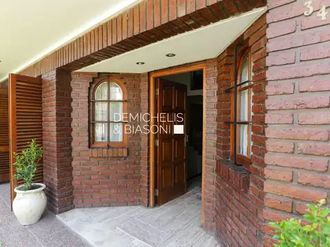 Casa 4 ambientes con 2 baños