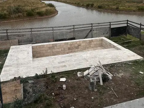 Importante casa a estrenar con fondo a laguna y diseño moderno en Barrio La Providencia Canning