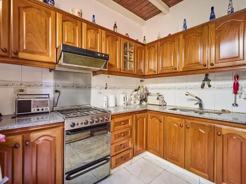 Casa 4 ambientes con 2 baños
