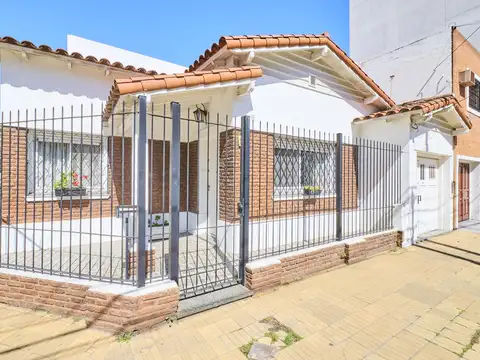 Venta Casa de 4 Ambientes Gran Patio - Lavadero en Centro de Caseros