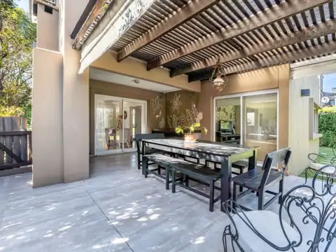 Venta de casa 5  dormitorios  MASCHWITZ PRIVADO